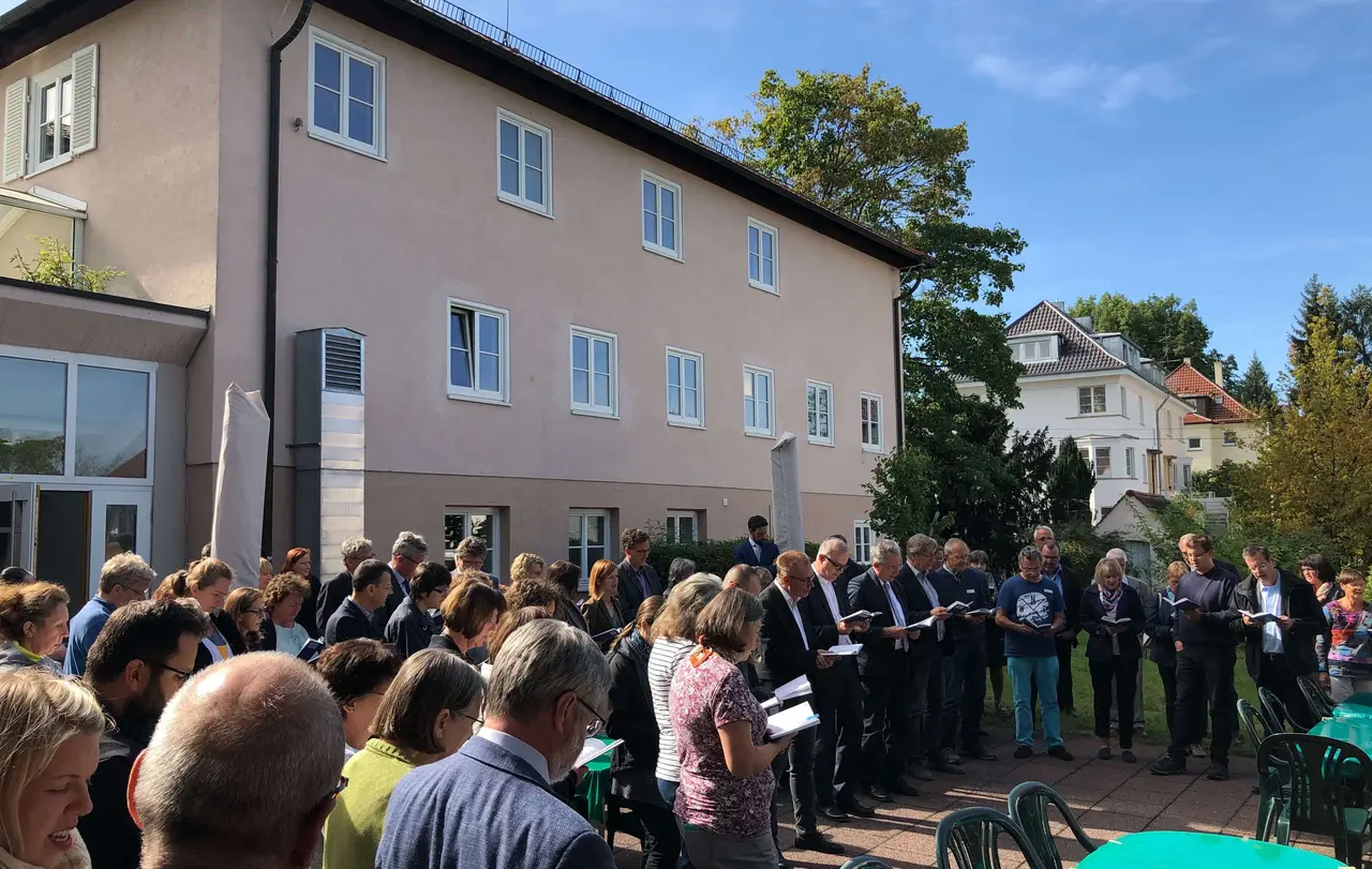 Klima-Andacht im Hof des Oberkirchenrats in Stuttgart: Auch Landesbischof Dr. h.c. Frank Otfried July und mehrere Oberkirchenräte erinnerten an den biblischen Auftrag an die Menschen, die Schöpfung zu bewahren.