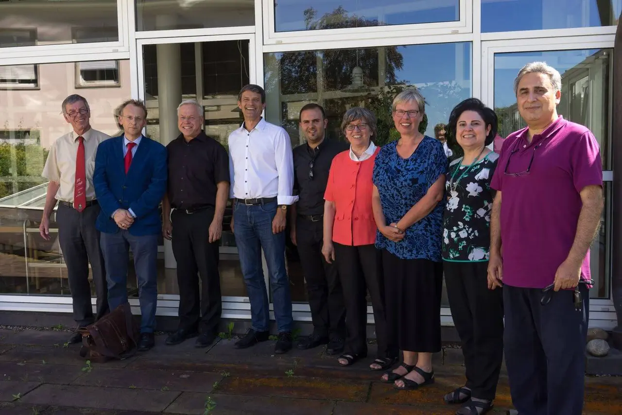 (von rechts nach links sämtliche Gesprächsteilnehmer): Joseph Kassab, Najla Kassab, Gabriele Wulz, Inge Schneider, Mofid Samir Karajili, Enno Haaks, Klaus Rieth, Dr. Owe Boersma (Evangelisches Missionswerk in Deutschland / EMW), und Ulrich Hirsch (Geschäftsführer des GAW Württemberg).