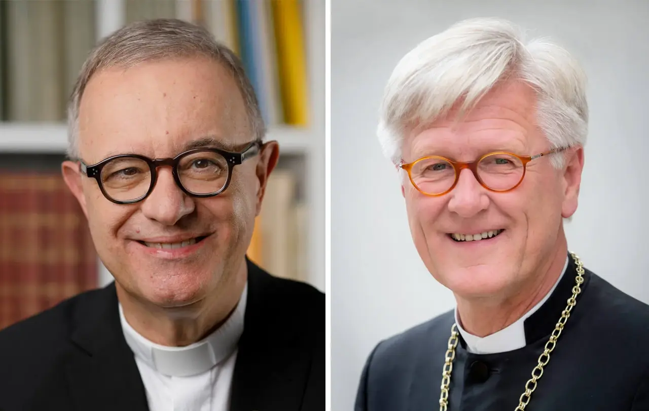 Die beiden Landesbischöfe Dr. h. c. Frank Otfried July (l., Württemberg) und Heinrich Bedford-Strohm (Bayern), zugleich Ratsvorsitzender der EKD.