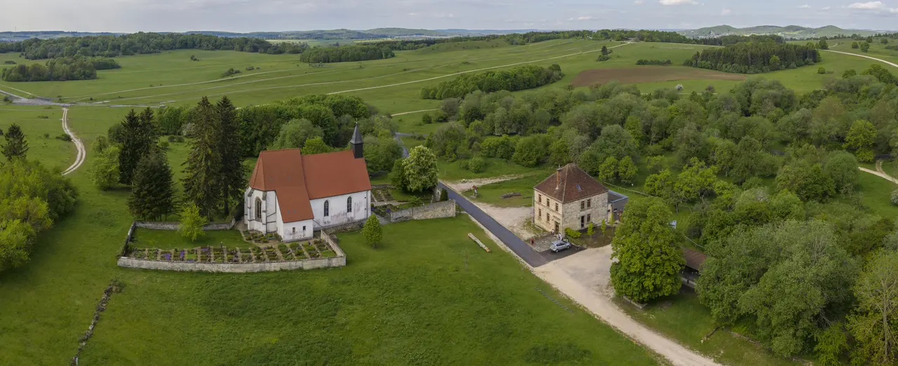 Kirche und Schulhaus in Gruorn