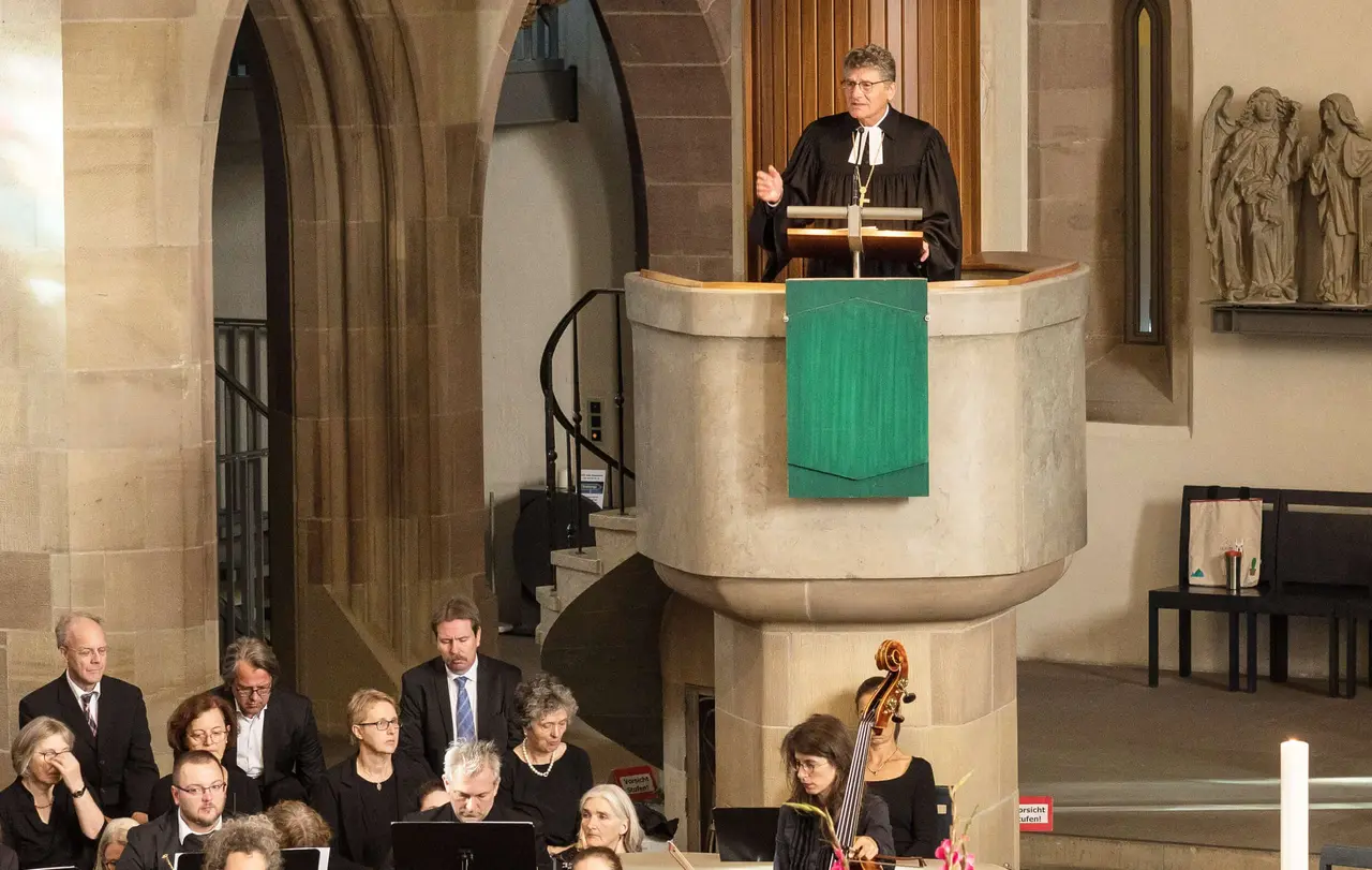 Landesbischof Ernst-Wilhelm Gohl auf der Kanzel der Stuttgarter Stiftskirche