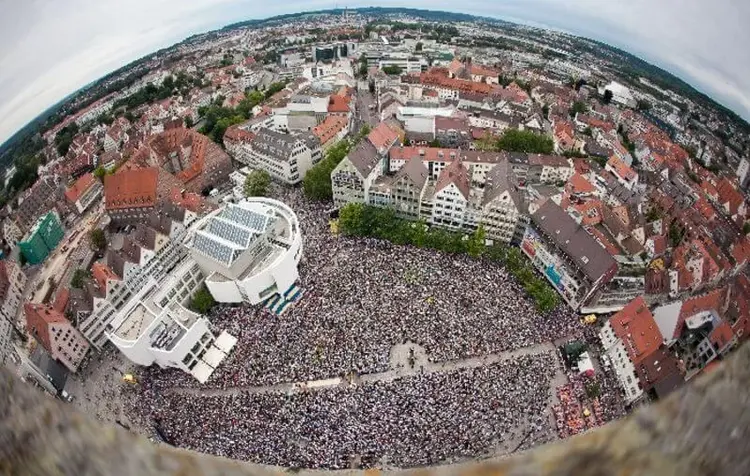 Auch in diesem Jahr wäre unter normalen Umständen der Ulmer Münsterplatz durch Tausende Bläserinnen und Bläser gefüllt gewesen (Archivfoto).