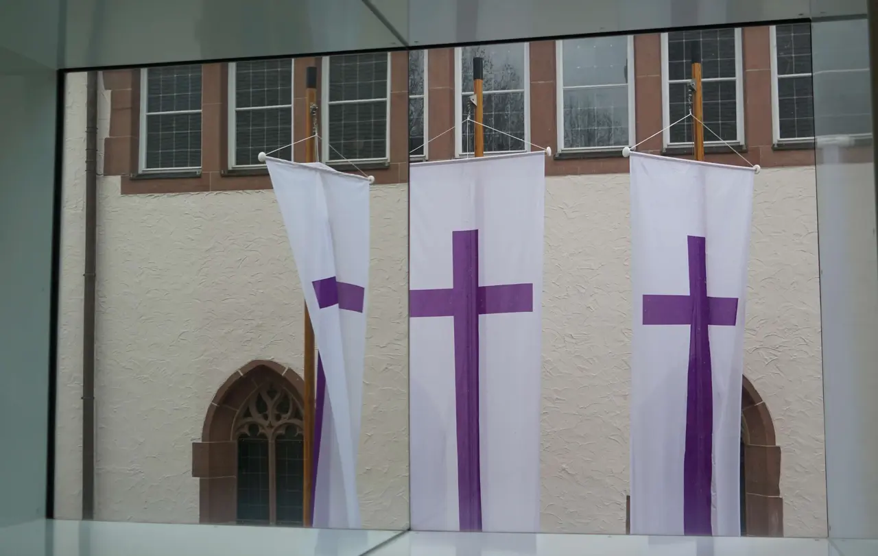Banner vor dem Hospitalhof wiesen auf die zweitägige hybride Frühjahrssynode hin. Unter anderem standen einige Gesetzesentscheidungen auf der Tagesordnung.