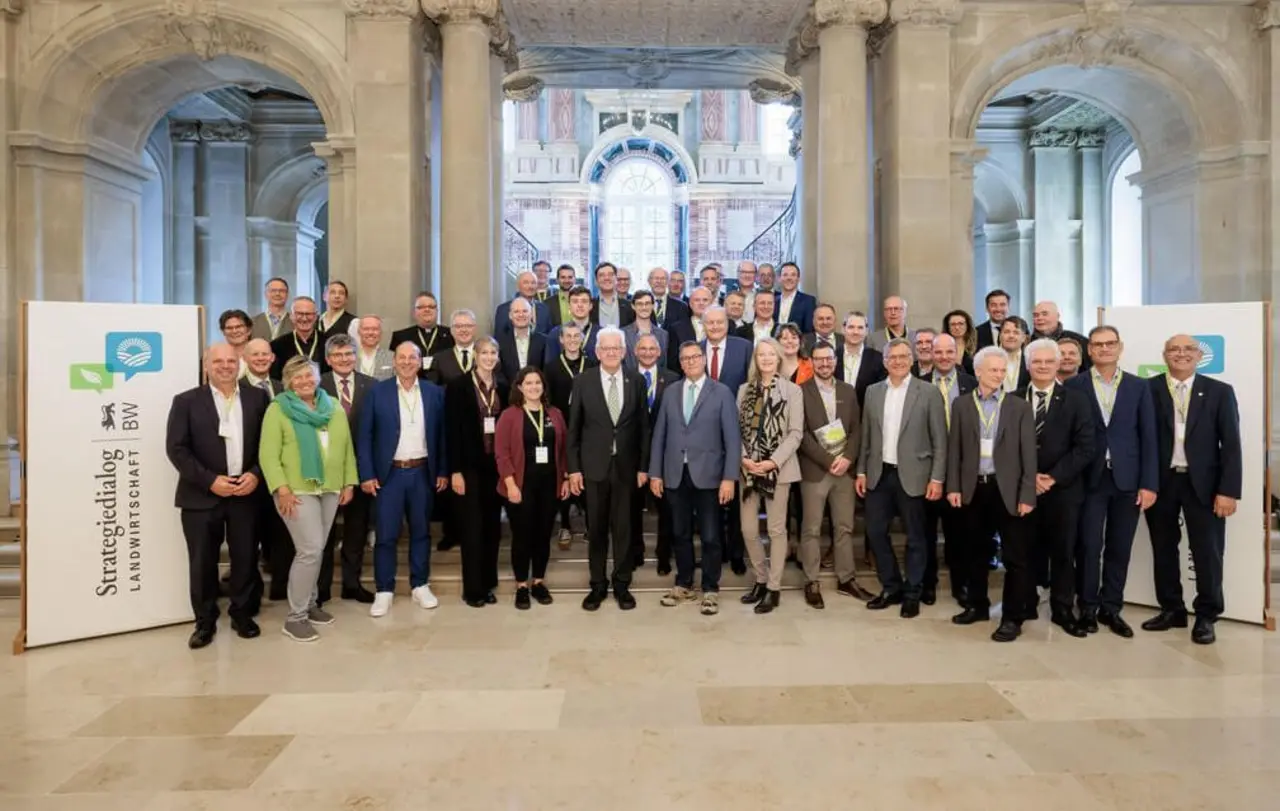 Landesbischof Ernst-Wilhelm Gohl (2. Reihe, 2. von links) hat bei der Unterzeichnung des Strategiedialogs Landwirtschaft am 7. Oktober im Stuttgarter Neuen Schloss stellvertretend die Anliegen der vier großen Kirchen in Baden-Württemberg hervorgehoben.