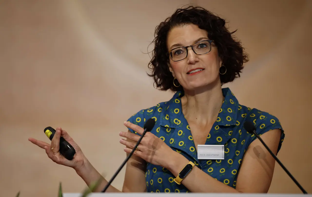 Prof. Dr. Johanna Possinger - hier bei der Vorstellung der Studienergebnisse während der Sommertagung 2023 der württembergischen Landessynode.