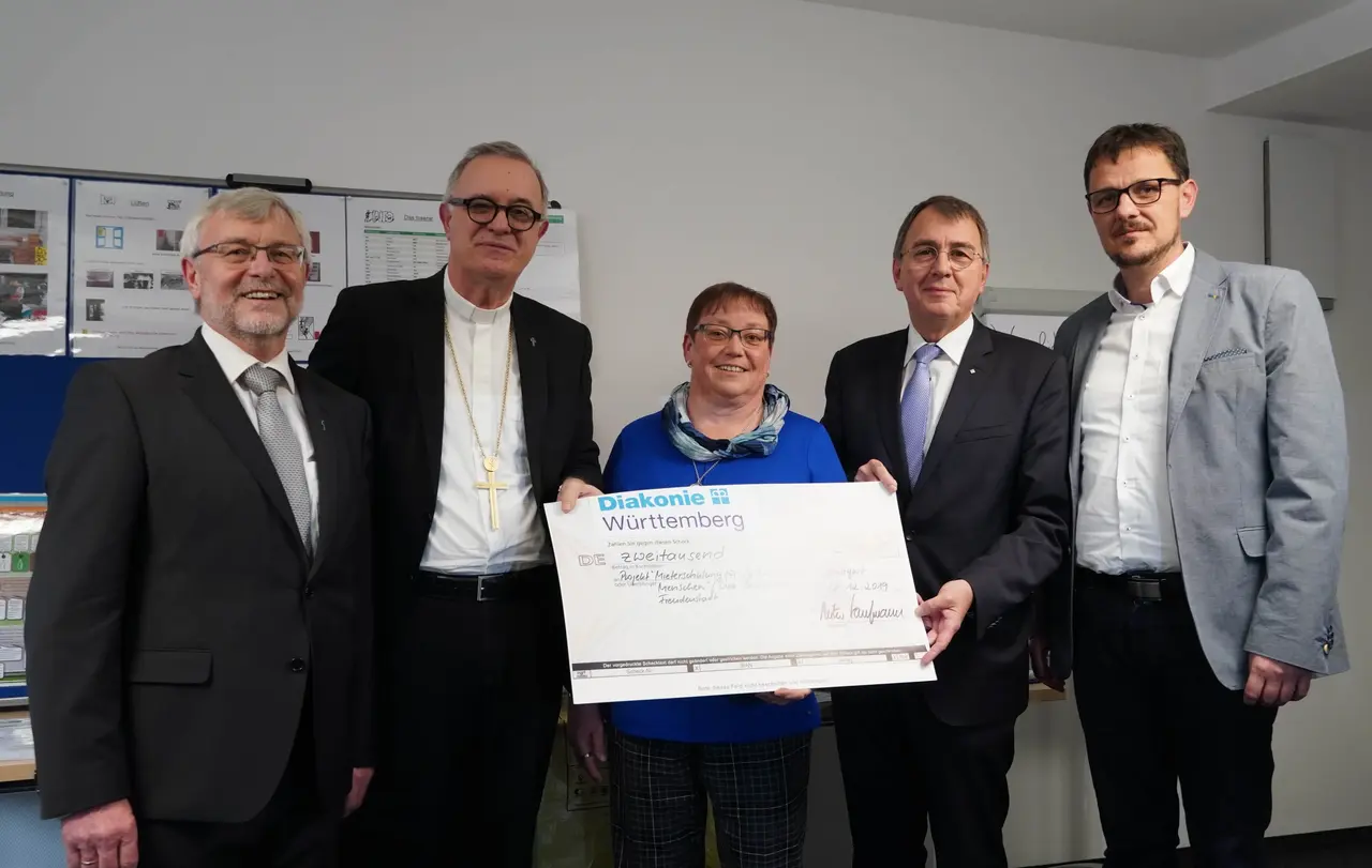 Sie freuen sich über die Unterstützung für das Projekt: Dekan Werner Trick (v.l.), Landesbischof Dr. h. c. Frank Otfried July, Annette Burkhardt von der kirchlich-diakonischen Flüchtlingsarbeit im Kirchenbezirk Freudenstadt, Oberkirchenrat Dieter Kaufmann und Tobias Ditlevsen, Geschäftsführer der Diakonischen Bezirksstelle Freudenstadt.