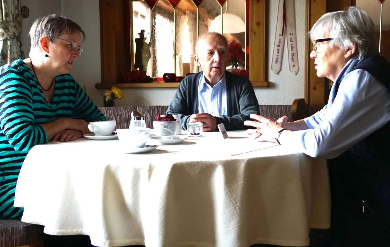 "Die Pfarrstelle bleibt erhalten", versichert Heike Hauber gegenüber Gottlieb und Gertrud Beck.
