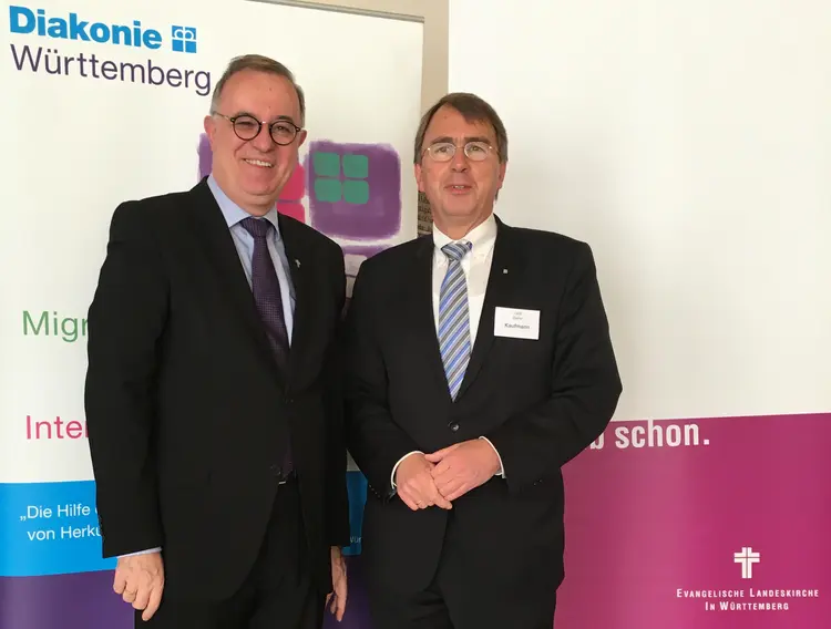 Landesbischof Dr. h. c. Frank Otfried July und Oberkirchenrat Dieter Kaufmann, Vorsitzender des Diakonischen Werks Württemberg beim Forum kirchlich-diakonischer Flüchtlingsarbeit am 27. November 2015.