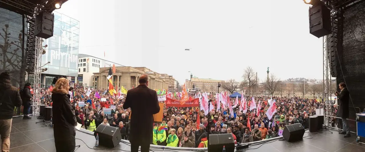 Landesbischof July bei der Kundgebung gegen Rassismus und Gewalt am 16. Januar auf dem Stuttgarter Schlossplatz.