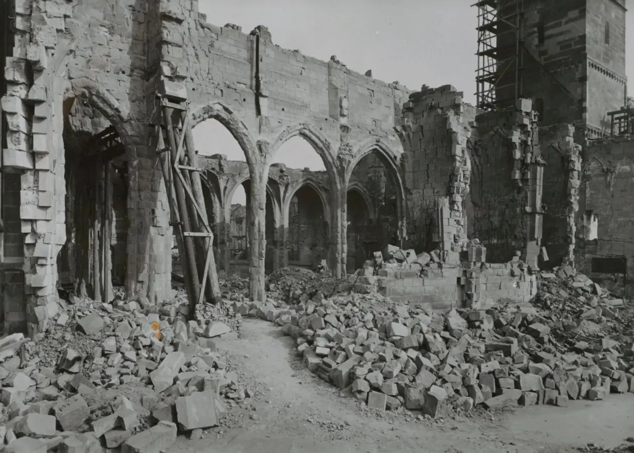 Die Stuttgarter Stiftskirche 1945