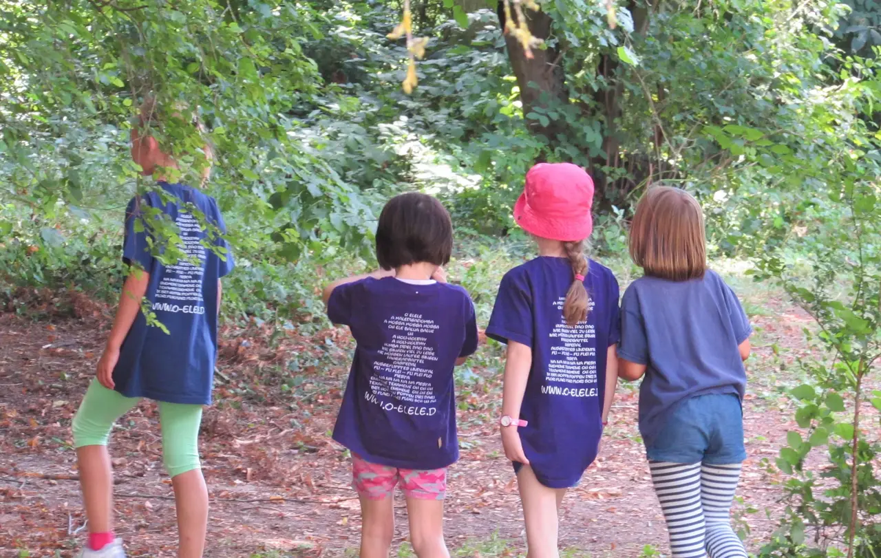 Ob einzelne Kinder oder Freundesgruppen: Die Kinder finden in den Waldheimferien schnell Kontakt. (Archivbild)