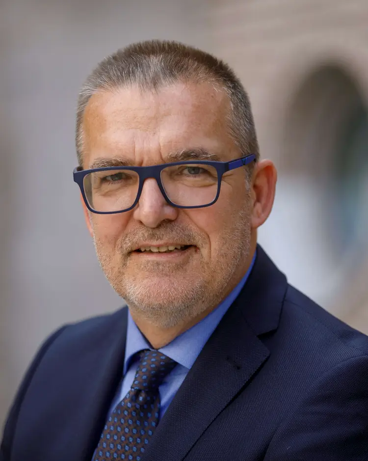 Dr. Norbert Lurz Oberkirchenrat Dr. Norbert Lutz ist Vorsitzender der Schulstiftung der Evangelischen Landeskirche in Württemberg.