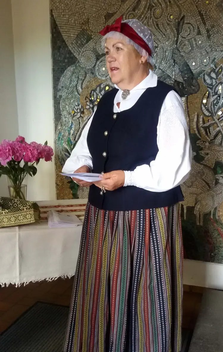 Die Leiterin der lettischen Gemeinde, Inta Vigants, hier in einer traditionellen Tracht, die an Festen getragen wird.