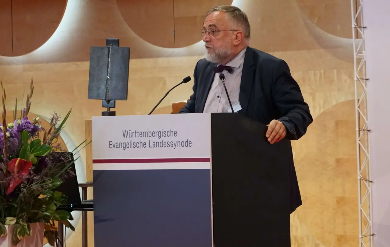 Prof. Dr. J. Thomas Hörnig bei der Einbringung des Antrags.