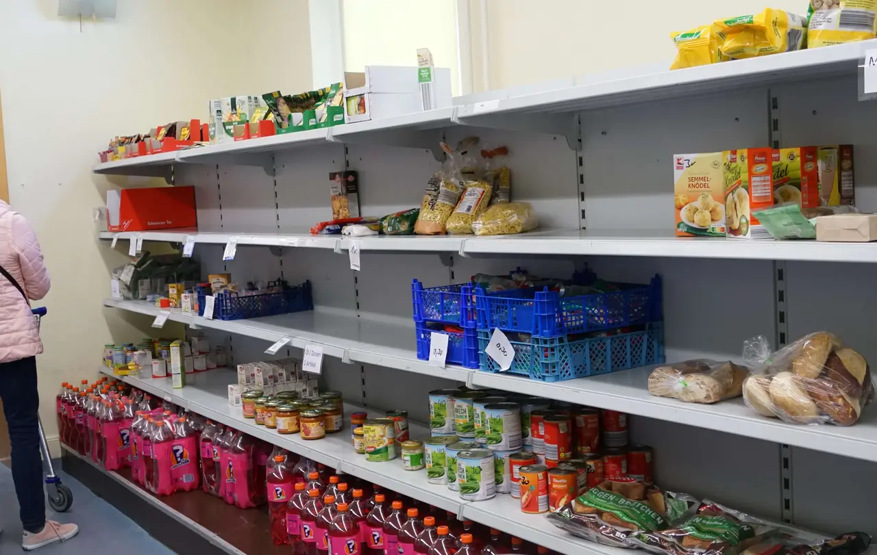 Die Tafel in Reutlingen sieht fast aus wie ein normaler Supermarkt, aber die Regale zeigen große Lücken. Dort liegt nur aus, was an Spenden hereinkommt.