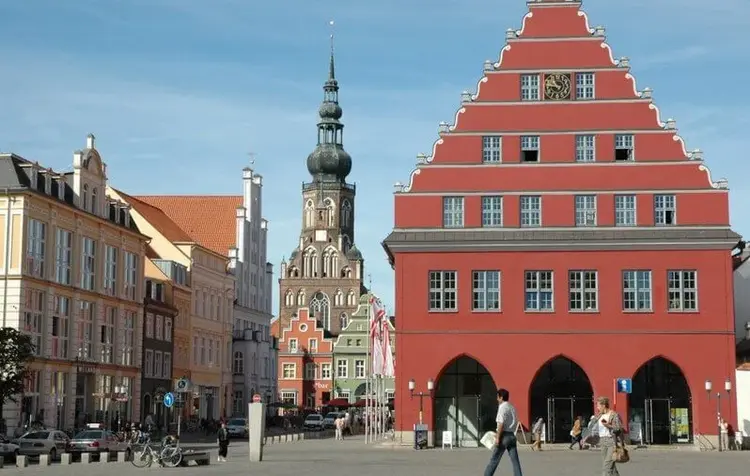 Der Marktplatz von Greifswald mit dem Rathaus - und dahinter dem Dom St. Nikolai.