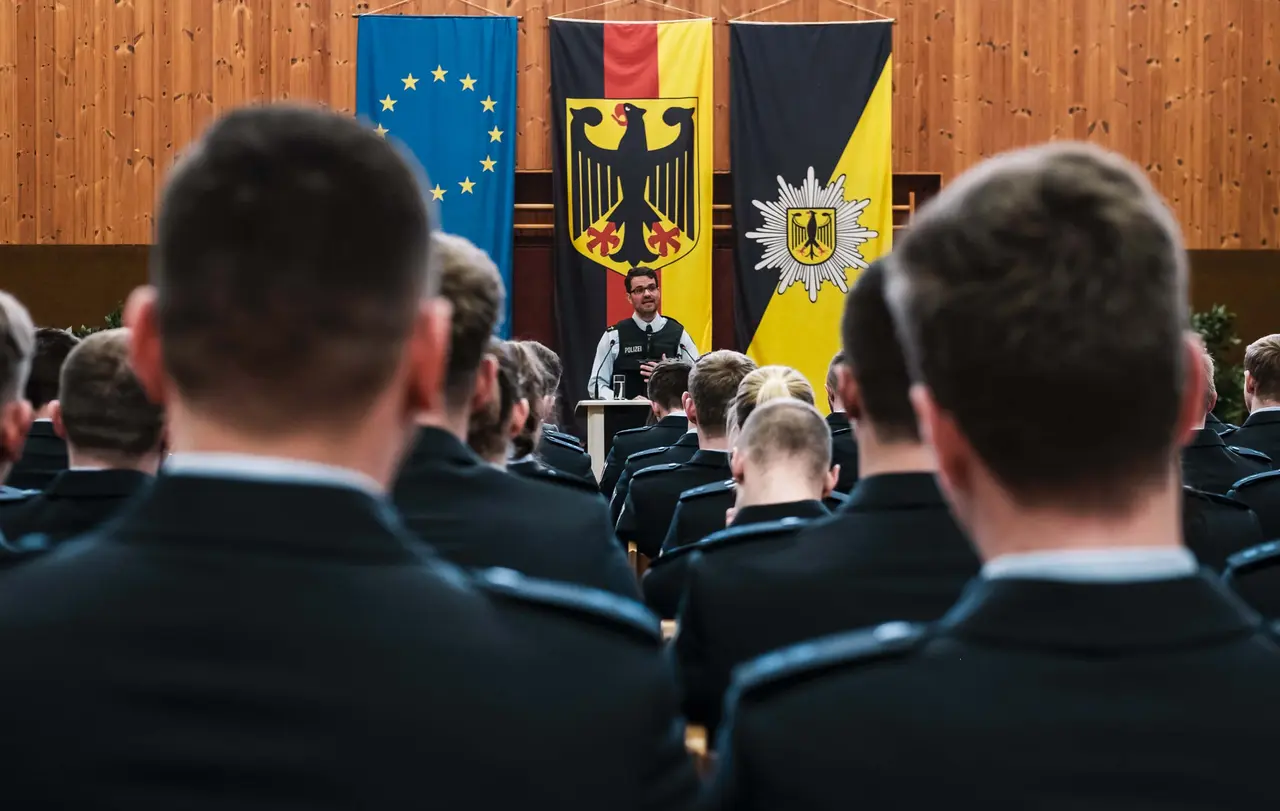 Zu den Aufgaben von Tobias Gentsch gehören auch Andachten bei offiziellen Veranstaltungen der Bundespolizei