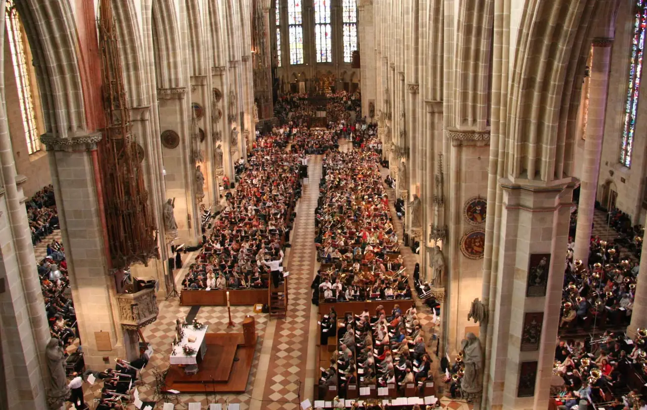 Spürbar gesunken ist die Zahl der Mitglieder der Evangelischen Landeskirche in Württemberg: Im vergangenen Jahr ging sie auf rund 1,957 Millionen Millionen Menschen zurück. Das Archivbild zeigt einen Blick ins volle Ulmer Münster.