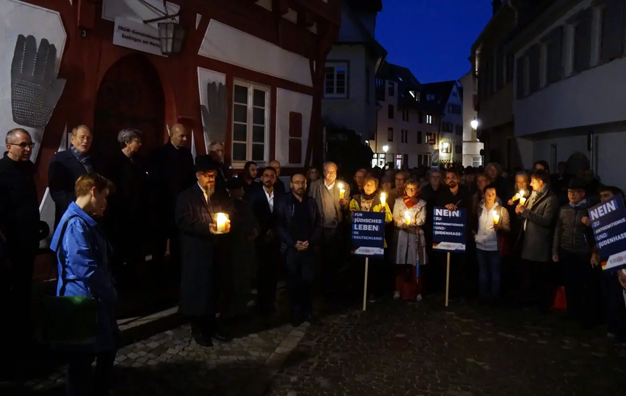 Mit Kerzen und Plakaten gegen den Hass: die Teilnehmer der Solidaritätsaktion vor der Esslinger Synagoge.