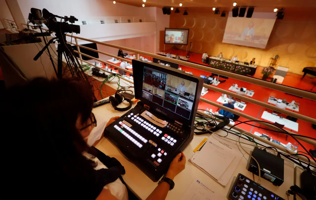 Sommertagung 2021 der 16. Württembergischen Evangelischen Landessynode Tag 1 Digitalisierung Videokonferenzc elk-wue.de Gottfried Stoppel Die Landessynode tagte hybrid - ein großer Teil der Synodalen nahm digital Teil.