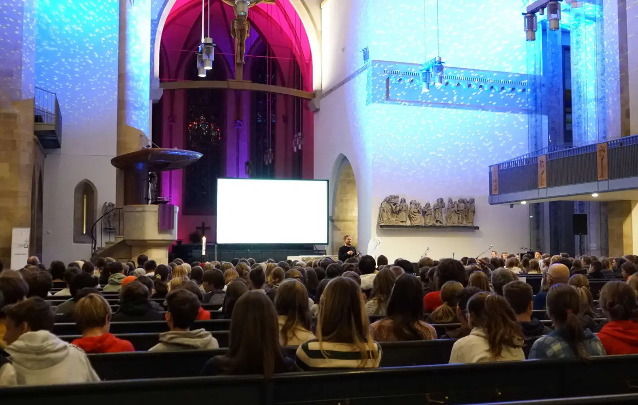 Mitte November fand in der Stuttgarter Stiftskirche ein Gottesdienst mit 400 Konfis statt.