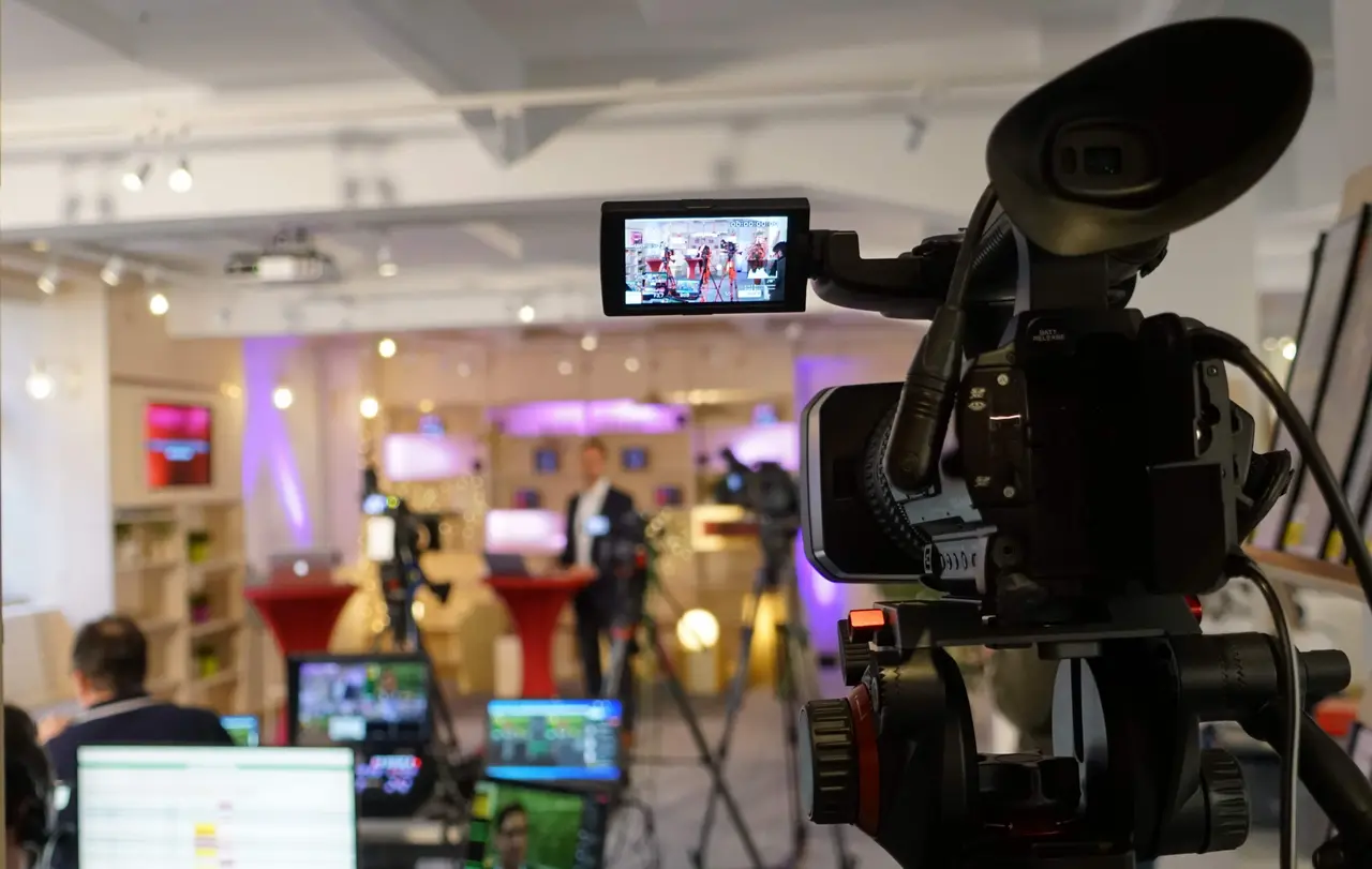 Das 7. Forum fand fast ausschließlich als Digitalevent statt. Das kleine Studio für Moderation und wenige Vorträge war im Ökumenischen Medienladen in Stuttgart aufgebaut.