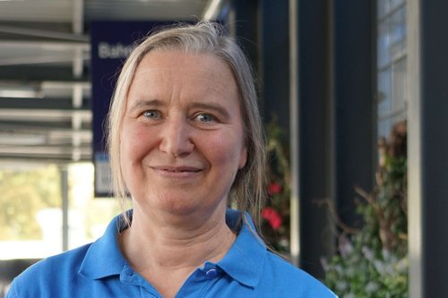 Antje Weber leitet die Bahnhofsmission Stuttgart. Sie erzählt, wie lange es dauert, Vertrauen zu den Menschen aufzubauen, die sich am Bahnhof aufhalten.