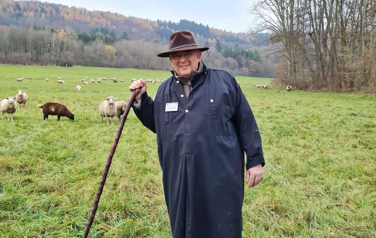 Schäfer Hans-Peter Schuhmacher hat viel zu tun an Weihnachten.