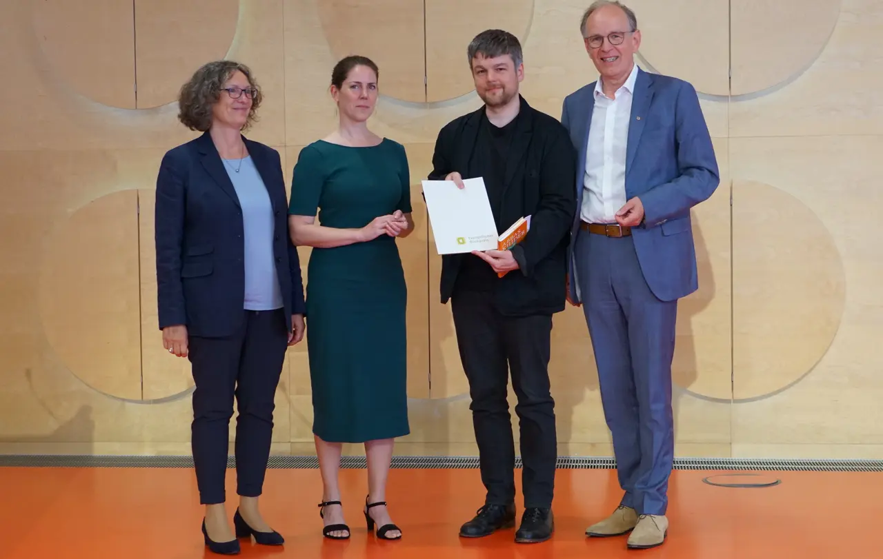 V.l.n.r.: Stefanie Drüsedau, Jury-Vorsitzende; Wiebke Mandalka, Geschäftsführerin Ev. Literaturportal e.V.; Martin Kordic, Lektor des Hanser-Verlags, vertrat den erkrankten Autor; Landesbischof Ralf Meister, Vorsitzender des Ev. Literaturportal e.V.