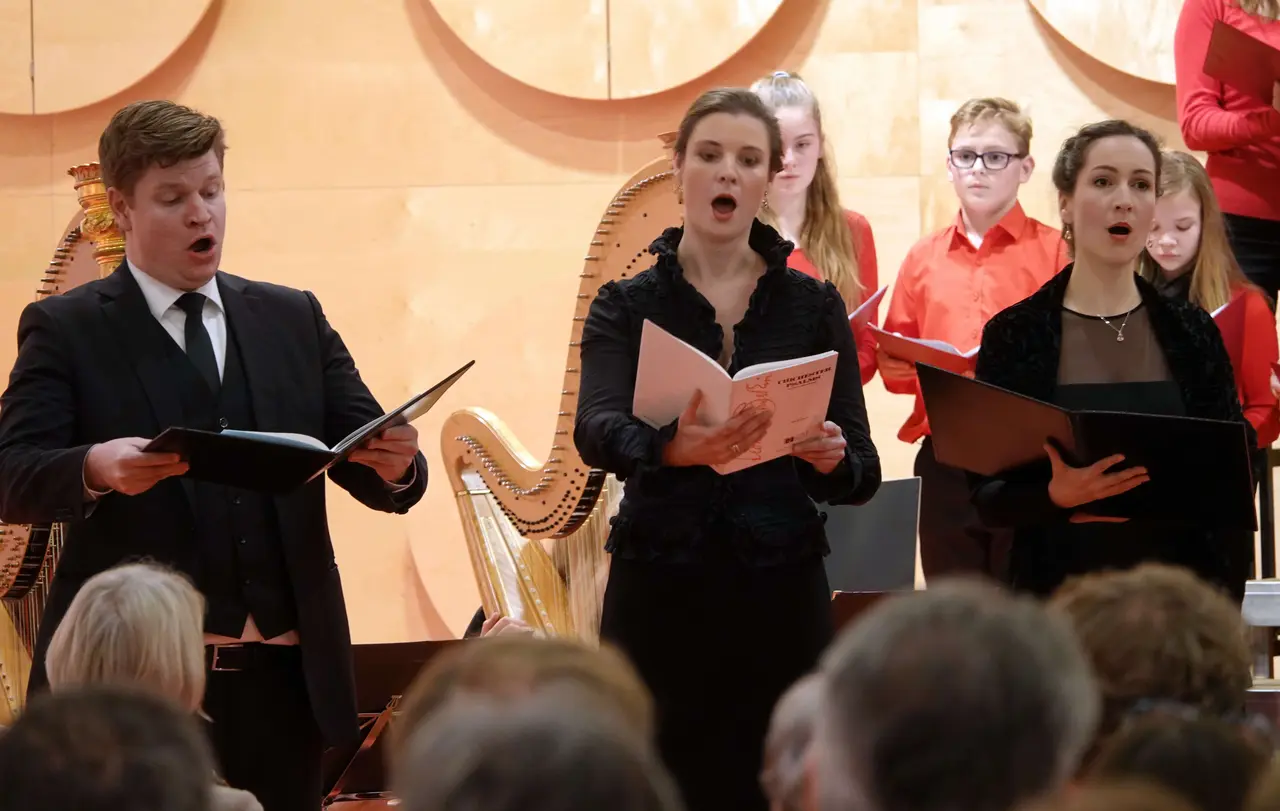 Die Solisten Birte Markmann (Sopran, v.r.), Caroline große Darrelmann (Alt) und Johannes Hill (Bariton).