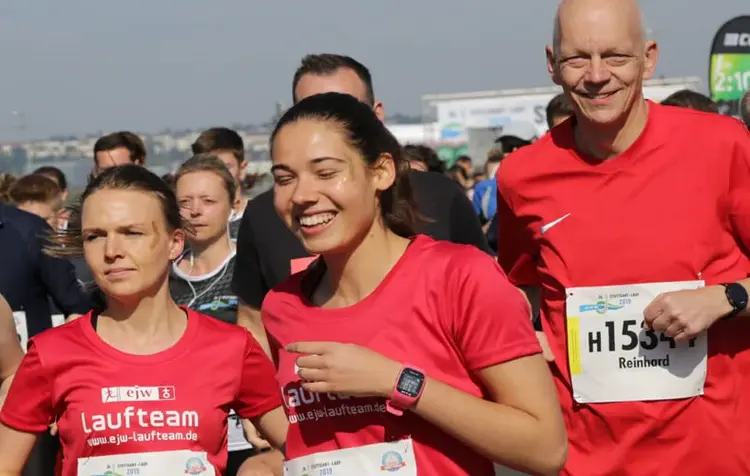 Wie eng Sport und Kirche bereits zusammenwirken, machte im Sommer das EJW-Team beim Stuttgart-Lauf deutlich.