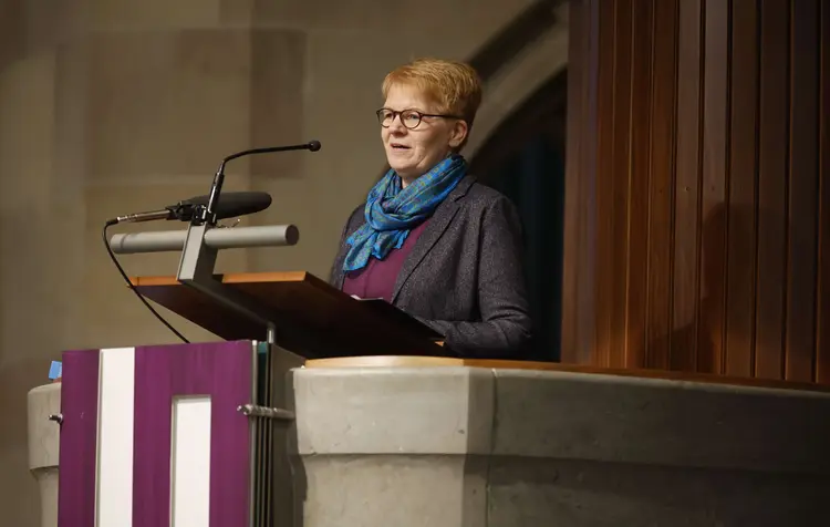 Die Synodale Amrei Steinfort hielt die Predigt in der Stiftskirche.