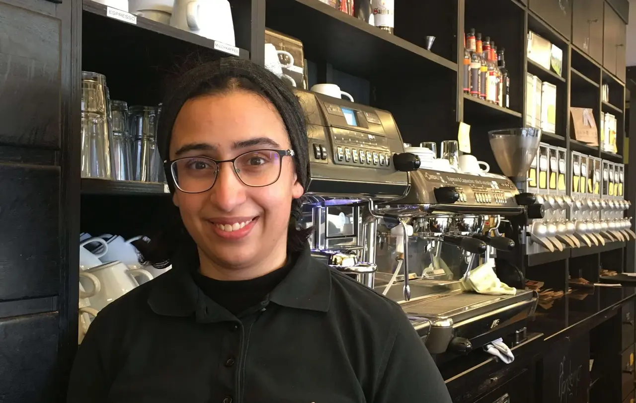 Beyza Turgut, 24, ist Mitarbeiterin des inklusiven „Café Samocca“ in Aalen, das von der Samariterstiftung als diakonische Einrichtung getragen wird.