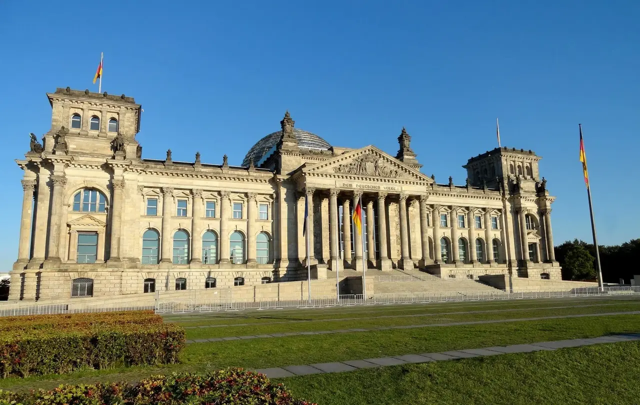 Am Reichstagsgebäude in Berlin wurde vor 30 Jahren zum ersten Mal die Deutsche Einheit gefeiert. Mit ihrem friedlichen Protest hatten die Bürger im Osten die Einheit erstritten.