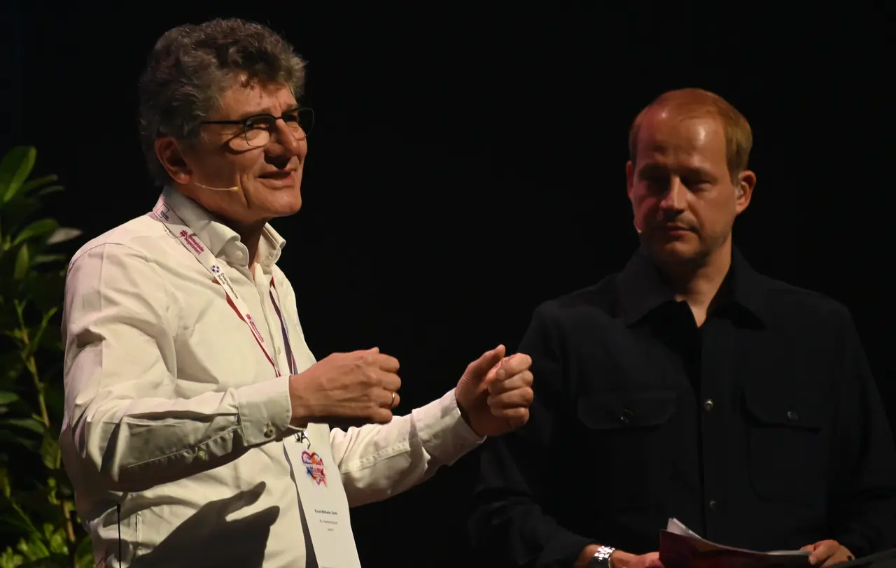 Landesbischof Gohl (links) beim Innovationstag 2024 mit Moderator Tim Niedernolte Landesbischof Ernst-Wilhelm Gohl (links) mit Moderator Tim Niedernolte.