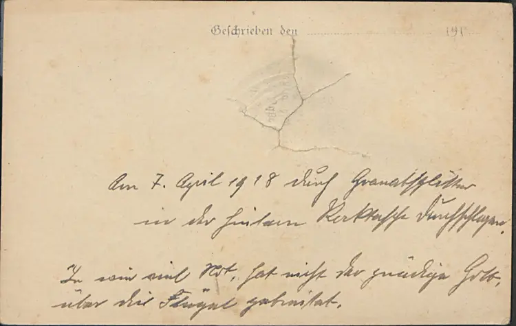 Auf die Postkarte schrieb August Bühler: „Am 7. April 1918 durch
Granatsplitter in der hinteren Rocktasche
durchschlagen. In wie viel Not, hat
nicht der gnädige Gott, über dir Flügel
gebreitet.“
