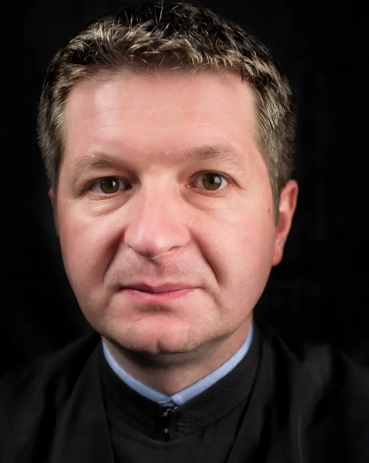 Der orthodoxe Priester Bogdan Ivanov von der rumänisch-orthodoxen Erzdiözese Vad, Feleac und Cluj unterrichtet Kirchengeschichte an der orthodoxen Theologischen Fakultät sowie christliche Ethik und Moral an der juristischen Fakultät „Dimitrie Cantemir“ in Cluj