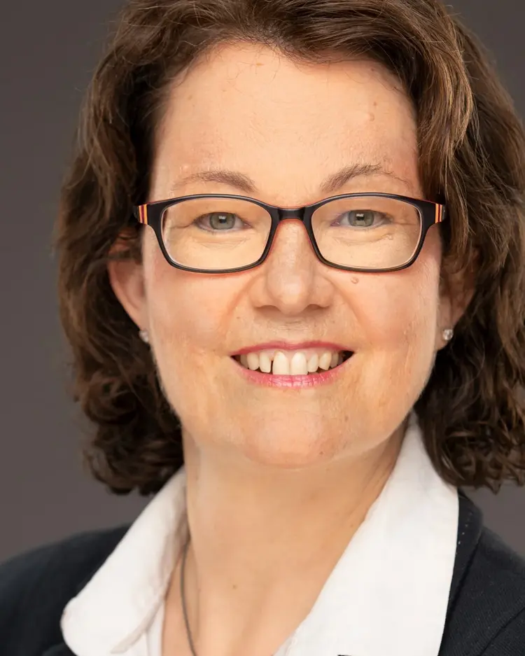 Dr. Christine Keim nimmt als Gast an der Vollversammlung Teil.