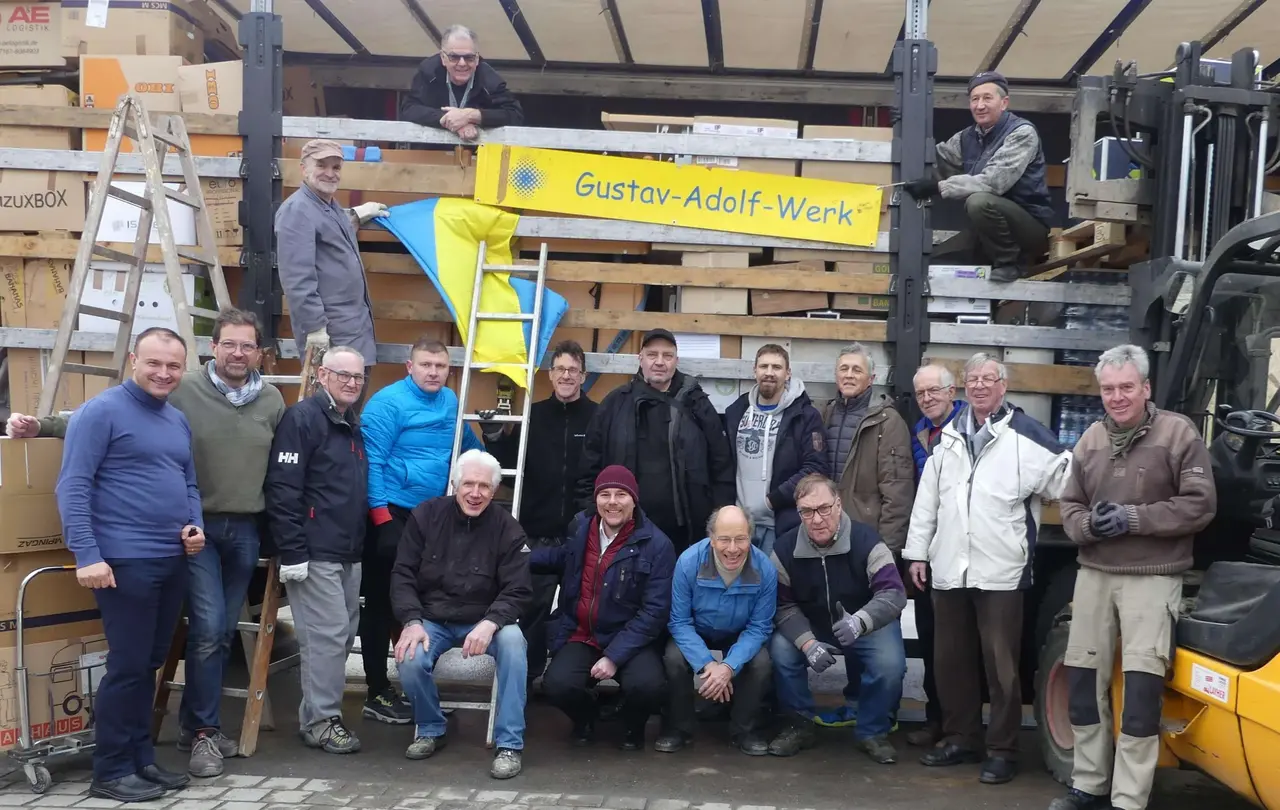 Gruppenbild der Organisatoren und Helfer des ersten Transports 2023, mit vier geflüchteten Ukrainern. Zweiter von rechts: Projektleiter Ulrich Hirsch.