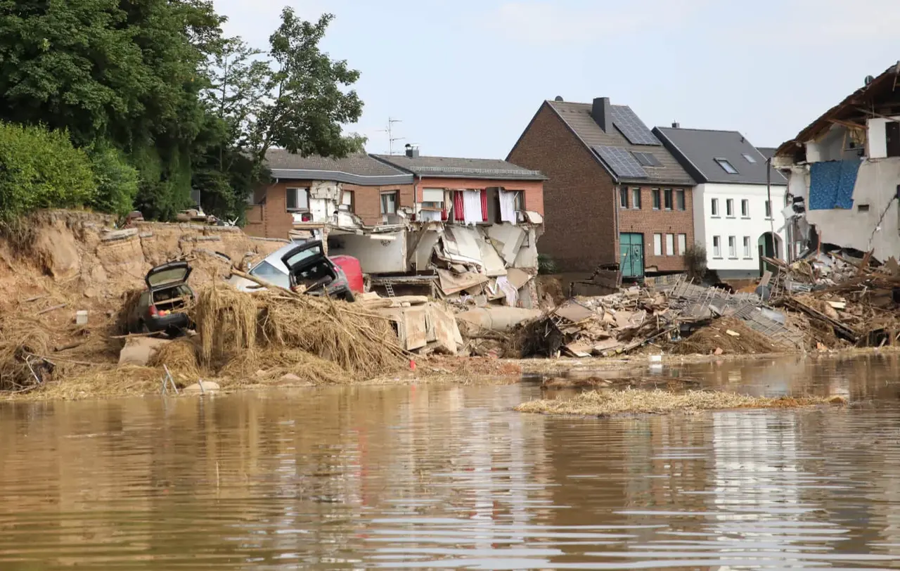 Schwere Unwetter wie 2021 im Rhein-Erft-Kreis und andere Schäden durch den Klimawandel werden vor Allem im globalen Süden zunehmen.