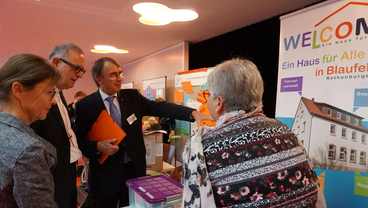 Intensiv informieren sich Landesbischof July, Oberkirchenrat Dieter Kaufmann und Christine Engelhardt vom baden-württembergischen Sozialministerium über inklusive Ansätze in den Gemeinden und der Diakonie