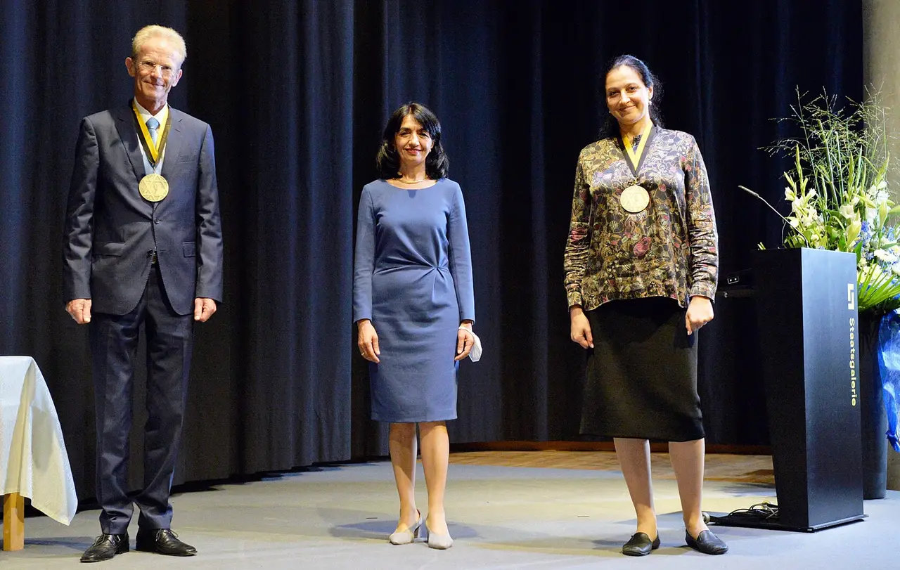Pfarrer Dr. Michael Volkmann und die Soziologin Prof. Dr. Julia Bernstein erhielten die Joseph-Ben-Issachar-Süßkind-Oppenheimer-Auszeichnung. (vlnr: Michael Volkmann, Landtagspräsidentin Muhterem Aras, Julia Bernstein)