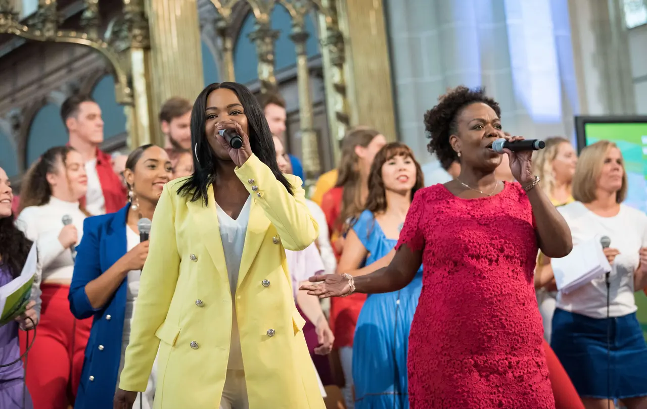 Ganz so fetzig wird's nicht mit Maske. Aber es darf in Gottesdiensten wieder gesungen werden.