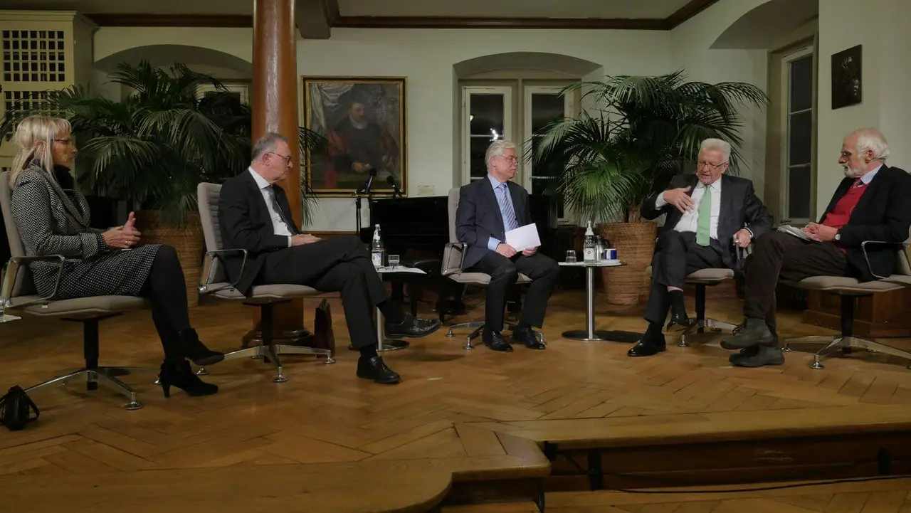 Cornelia Theune, Leiterin des Geschwister- Scholl-Gymnasiums Tübingen, Landesbischof Dr. h. c. Frank Otfried July, Moderater Holger Gohla, SWR-Redakteur für „Religion, Kirche und Gesellschaft“, Ministerpräsident Winfried Kretschmann und Prof. Dr. Friedrich Schweitzer von der Evangelisch-theologischen Fakultät der Universität Tübingen (vlnr)