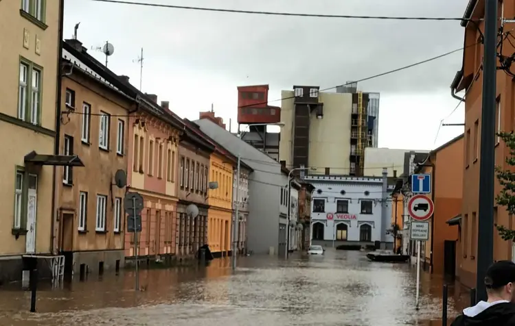 Hochwasser in Krnov. Krnov liegt im tschechischen Teil Schlesiens und ist die größte Stadt im Verwaltungsbezirk Bruntál