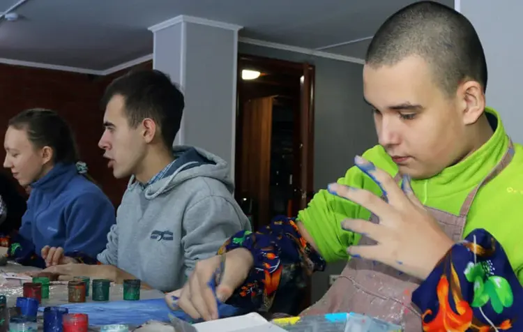 Jugendliche mit Behinderungen leben im Gemeindezentrum der lutherischen Gemeinde von Togliatti ihre Kreativität aus.