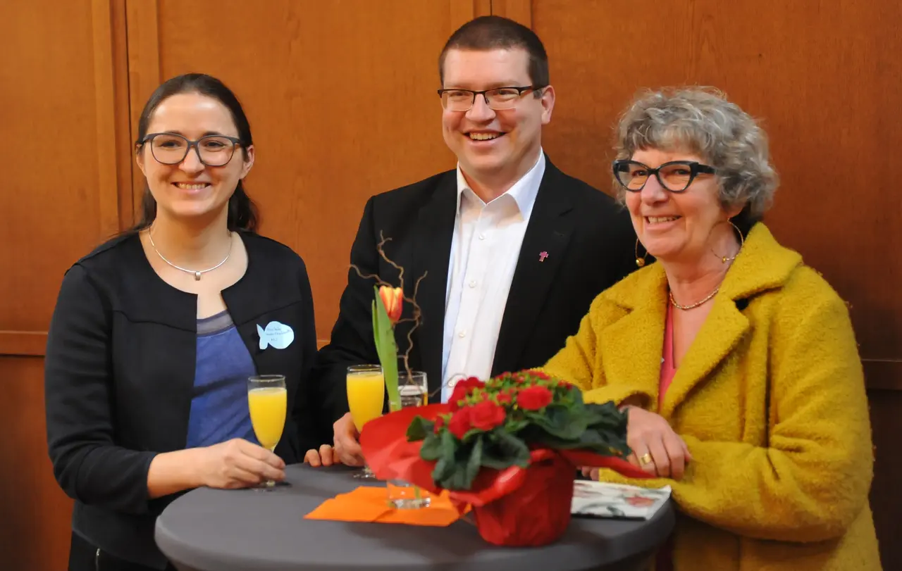 V.l.n.r. Miriam Hechler, Kirchenrat Tobias Schneider, Prälatin Gabriele Arnold, Investitur Miriam Hechler c privat Von links nach rechts: Miriam Hechler, Kirchenrats Tobias Schneider und Prälatin Gabriele Arnold.