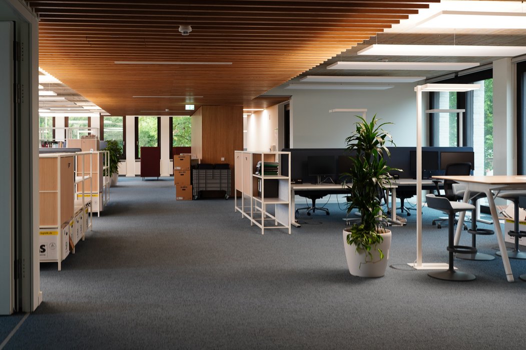 Arbeitsbereich im neuen Verwaltungsgebäude des Oberkirchenrats.