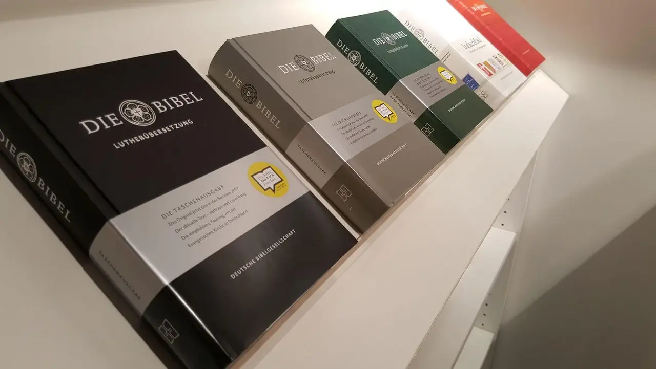 Ausgaben der Lutherbibel 2017 auf dem Messestand der Deutschen Bibelgesellschaft.