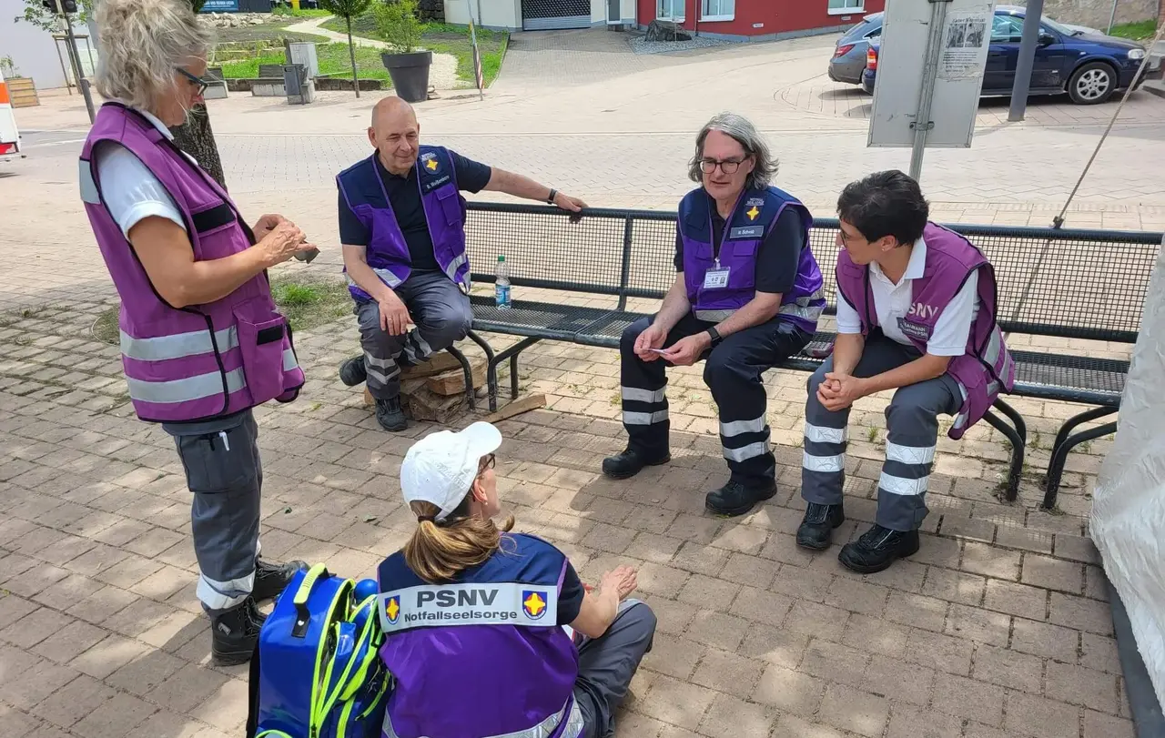 Pfarrer Markus Schwab (2. von rechts) bei einer Einsatzbesprechung von Mitarbeitenden der Notfallseelsorge Esslingen und des Notfallnachsorgedienstes des DRK Nürtingen in Rudersberg.